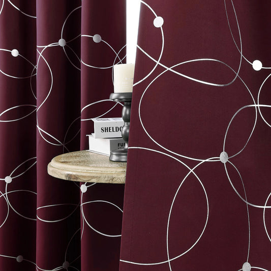 Zoom sur le tissu bordeaux à motifs blancs des rideaux, mettant en valeur la texture douce et la qualité du tissu.