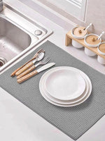 tapis cuisine gris blanc motif géométrique moderne assiettes verres couverts bol cuillère assaisonnement 50cm