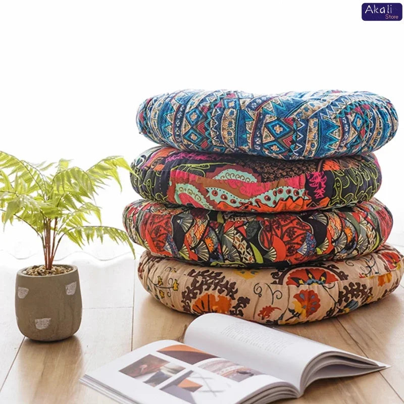 Coussin rond de sol blanc dans un intérieur moderne, détail du motif géométrique