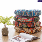 Coussin rond de sol blanc dans un intérieur moderne, détail du motif géométrique