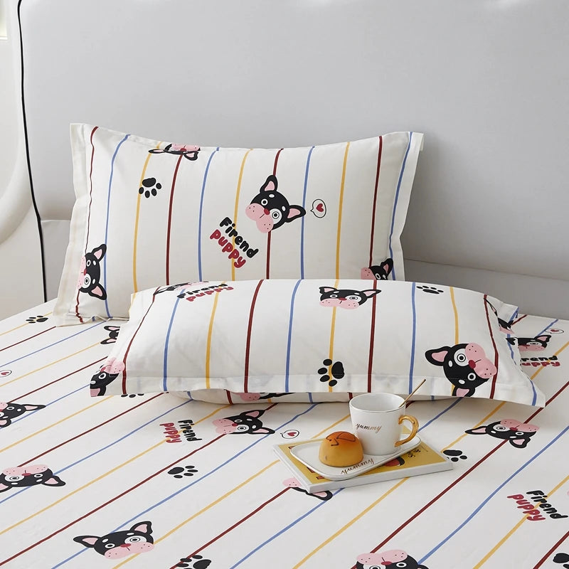 Ensemble de literie à motifs de chats mignons avec rayures colorées sur fond blanc.