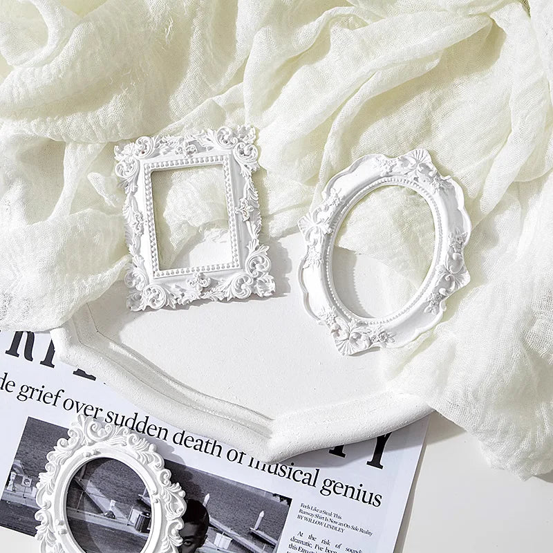 cadre photo blanc ornements floraux relief classique baroque accessoire décoration muriale papillon ruban plume