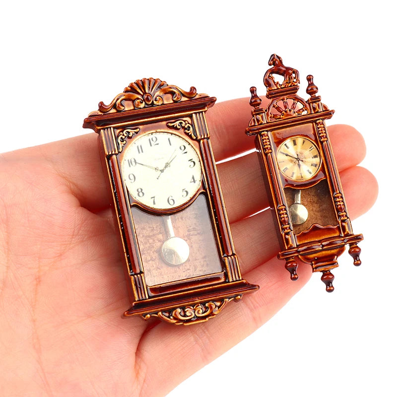 horloge murale marron bois sculpté classique vintage petite taille brillante sans cadre