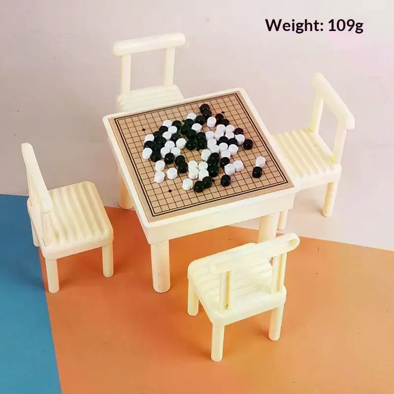 ensemble miniature table chaises blanc motifs géométriques pièces jeu rouge verte bleue résine opacité