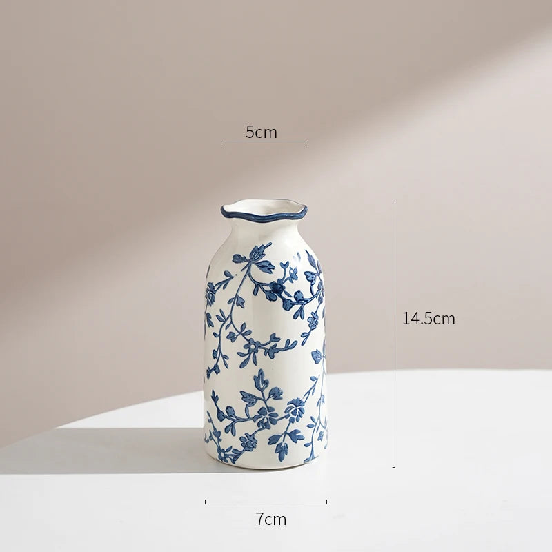 vases decoratifs ceramic bleu blanc motifs floraux salon deco