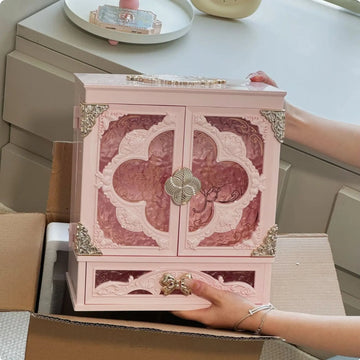 armoire bijoux blanc rose ornements floraux compartiments poignées décoratives classique baroqueversible lumière cosmétiques