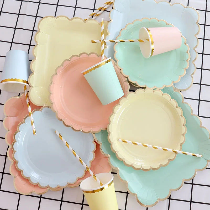 assiettes papier blanc rose vert menthe bordure dorée moderne tasses baguettes plastique festives