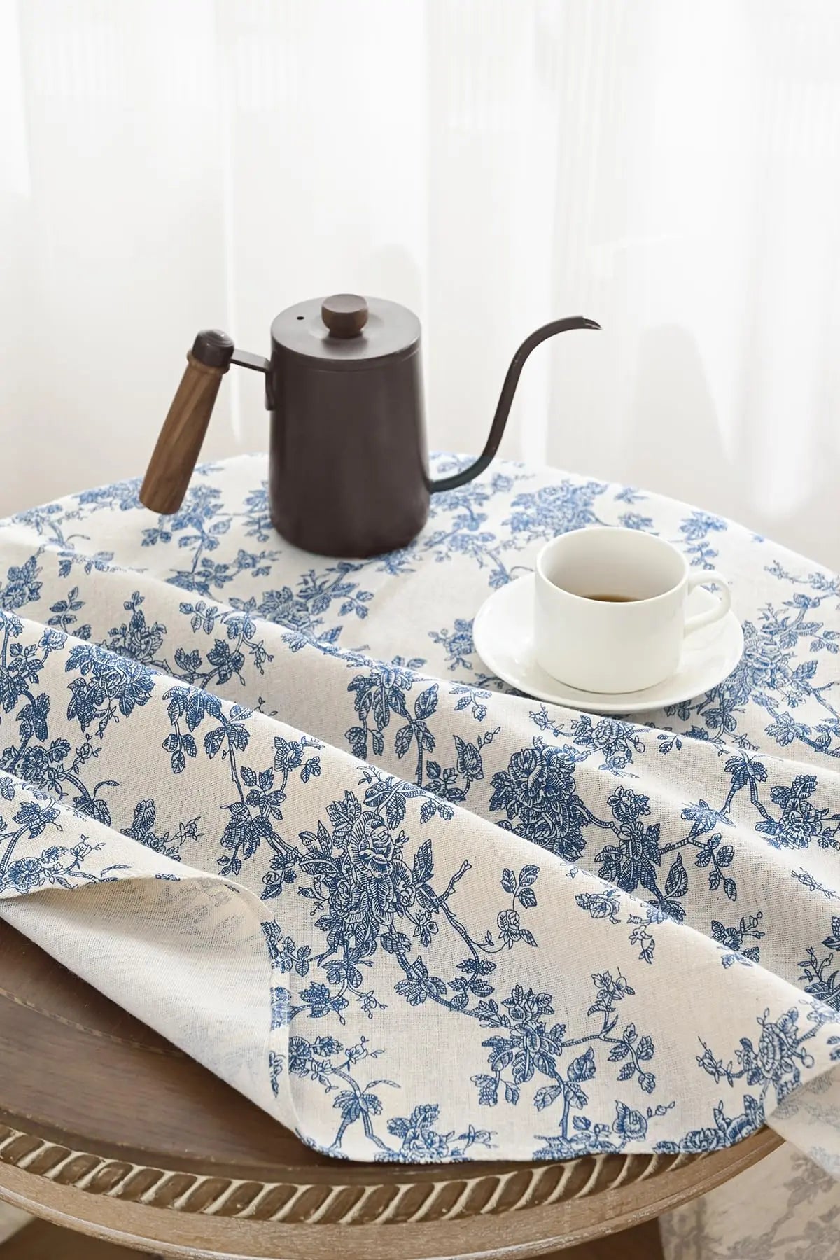 nappe ronde fleur bleue fond beige table classique mariage fêteextérieur