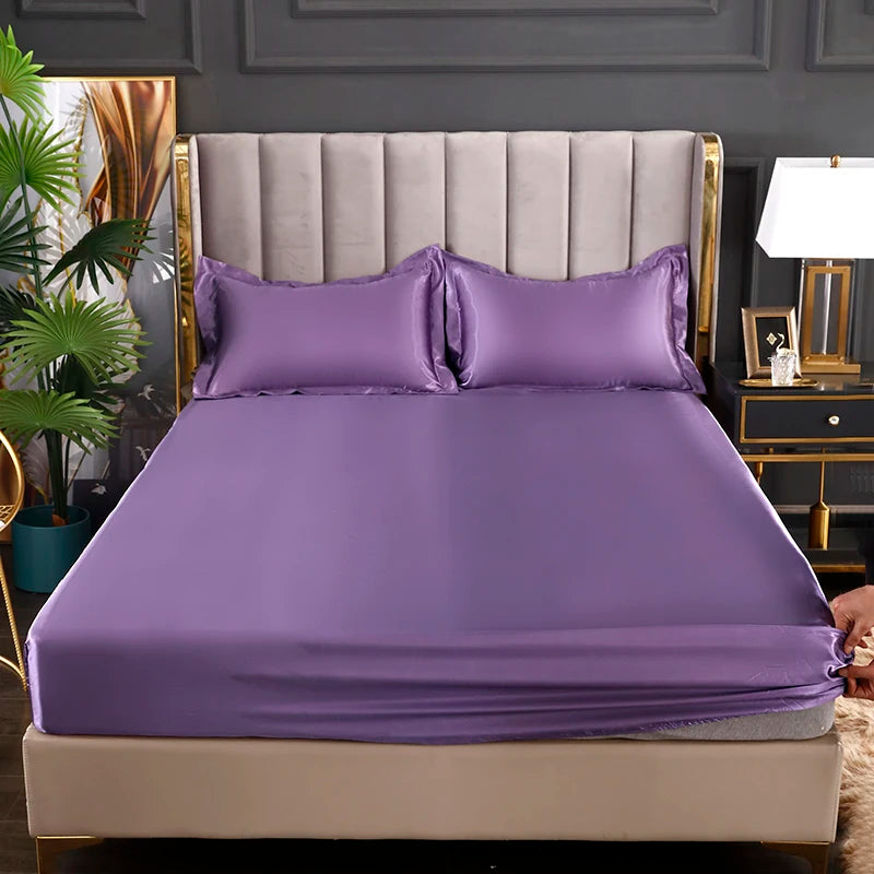 Drap-housse satin 140x200 cm en gris clair dans une chambre décorée