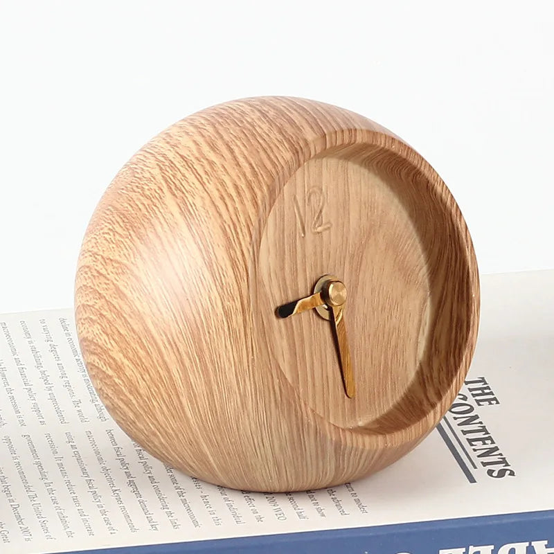 horloge décorative moderne minimaliste aspect bois grainé forme conique ronde aiguilles dorées salon chambre