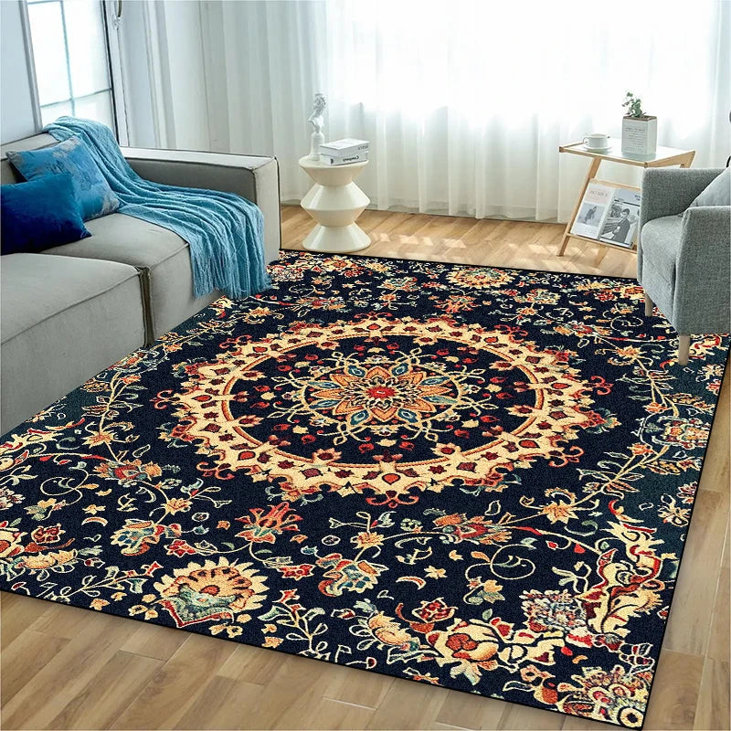 Un tapis de sol orné de motifs floraux colorés et détaillés sur un fond noir, créant une atmosphère chaleureuse et accueillante dans ce salon lumineux.