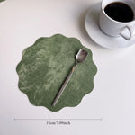serviettes table moderne gris vert marron beige rose texture grunge élégant assiettes fourchettes tasses