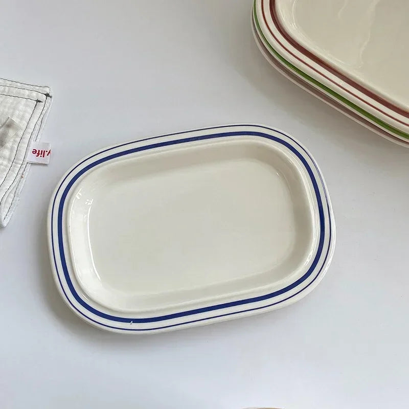 assiettes ovales rayées blanc bleu rouge vaisselle classique cuisine décoration table après midi thé
