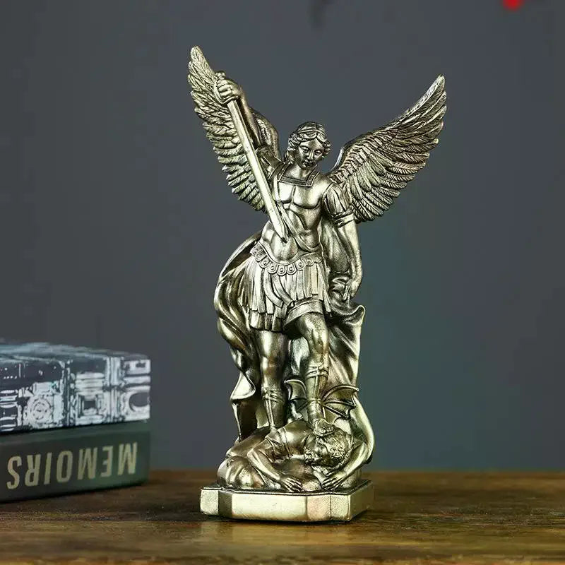 statue saint michael protection maison sculpture religieuse bronze detallee ailes armure base carrée