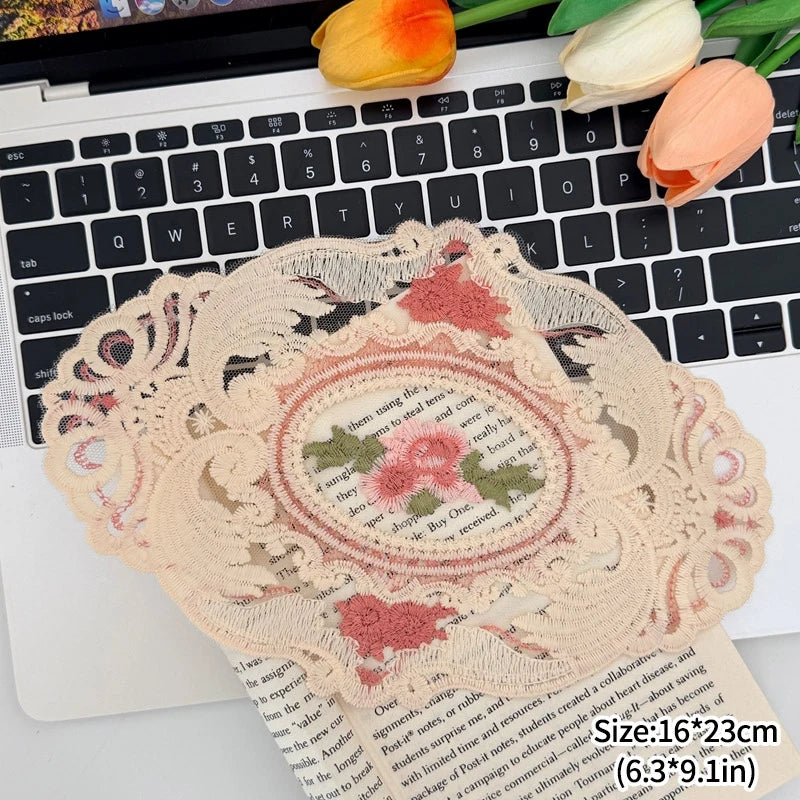 serviettes table vintage broderie florale dentelle rose blanc vert