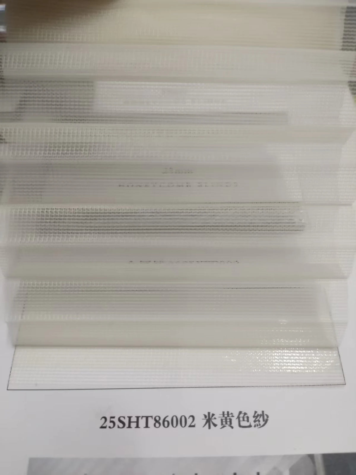 rideau volets roulants tissu noir moderne opacité rayures verticales aluminiumGuidIdère