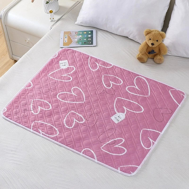 matelas bébé adulte imperméable lavable rose vert menthe cœurs dinosaures texture quiltée moderne 50x70cm