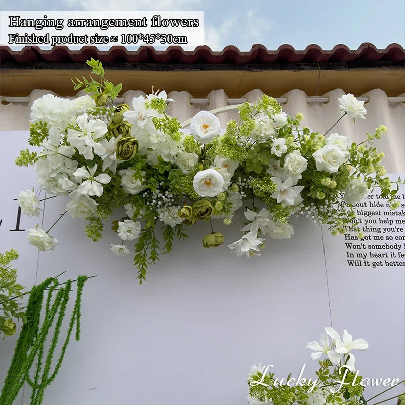 décoration événement extérieur mariage anniversaire roses fleurs variées feuillage dense tissu rouge romantique élégant