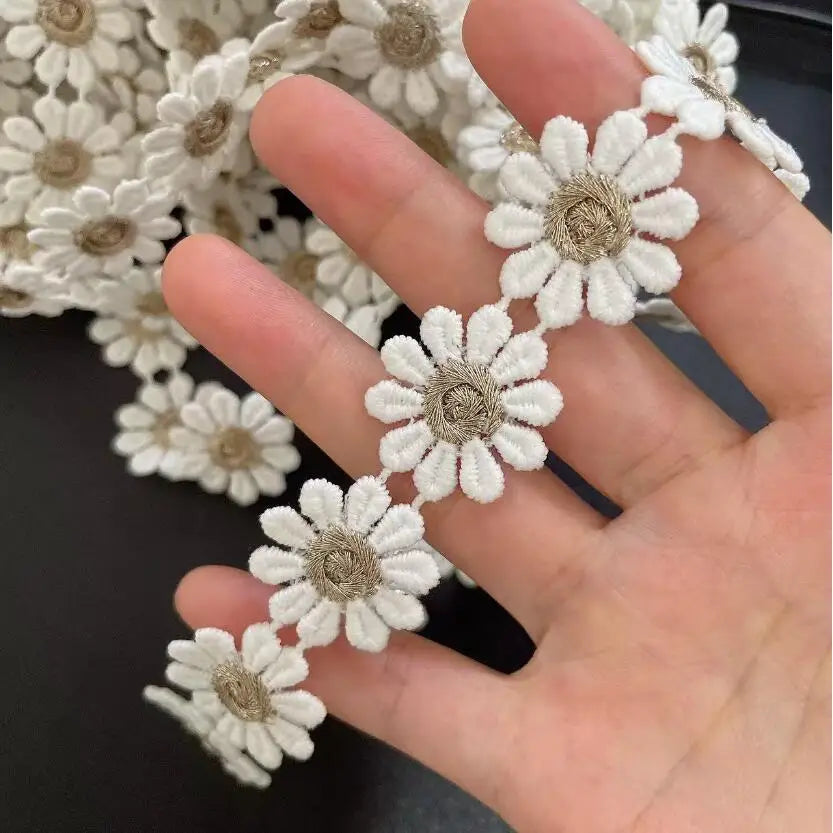 tissu dentelle soie lait fleurs marguerite semi transparent 25cm large écologique soluble eau artisanal
