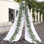 guirlande eucalyptus feuilles fleurs blanches deco mariage exterieur vert blanc boheme rustic