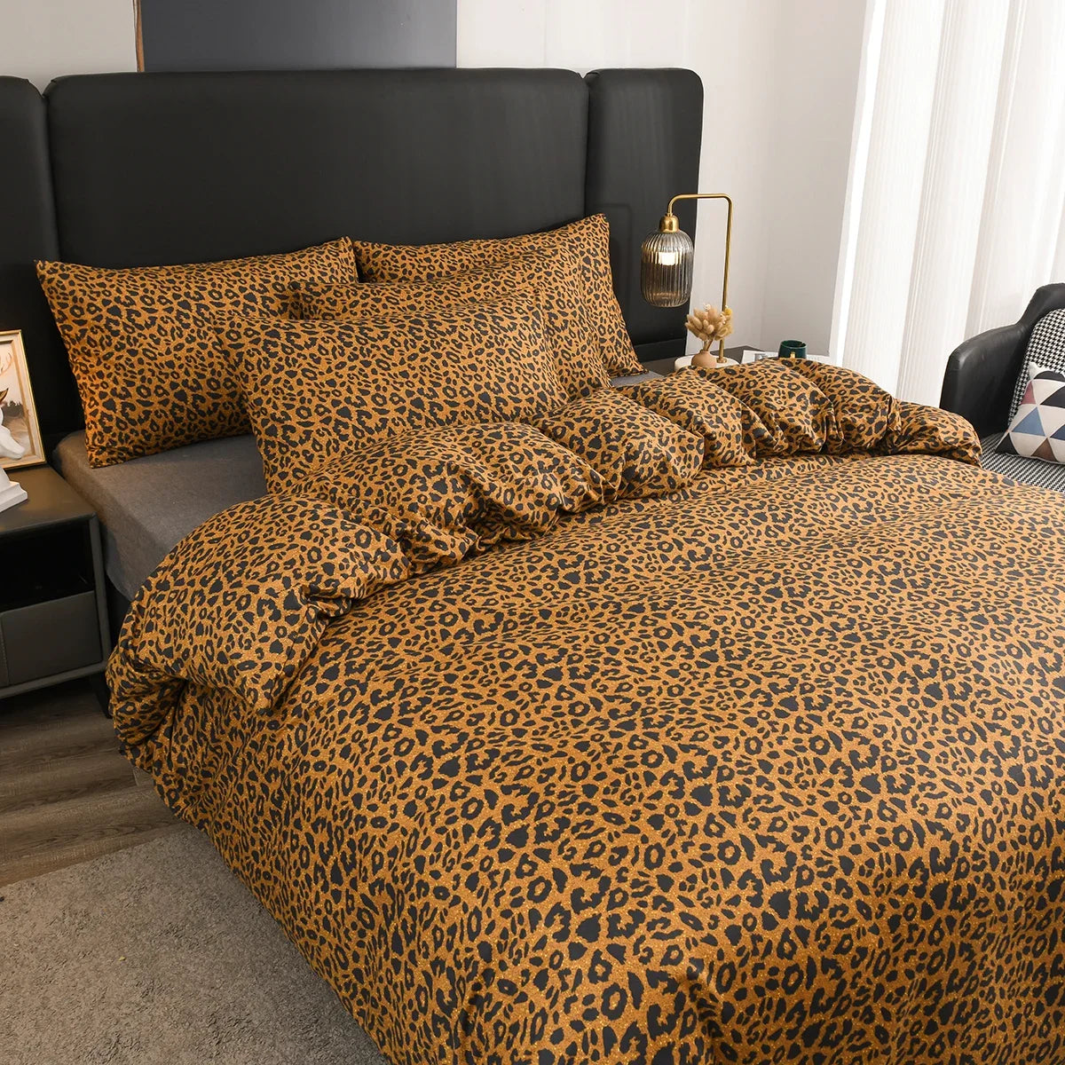 Housse de couette guépard réversible montrant les deux côtés du motif