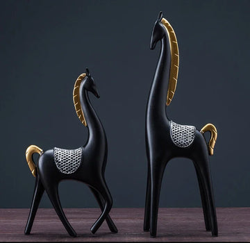 statuette cheval stylisée or bleu noir motif tissé surface brillante moderne décorative intérieur salon