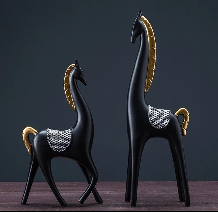statuette cheval stylisée or bleu noir motif tissé surface brillante moderne décorative intérieur salon