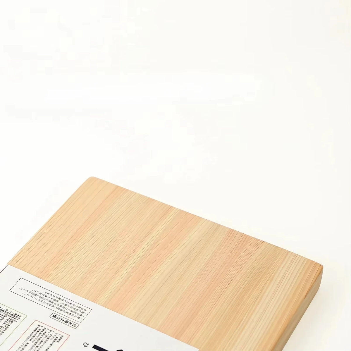 planche découper bois clair rectangle emballage papier blanc couteau manche bois clair panier tressé