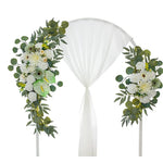 Détail des fleurs artificielles soie sur l'arc