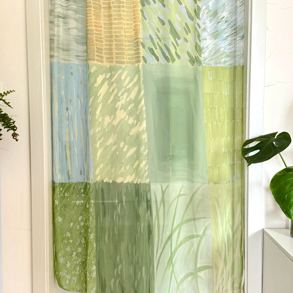 rideau semi transparent vert motif végétal aquarelle fenêtre intérieur décoration artistique nature