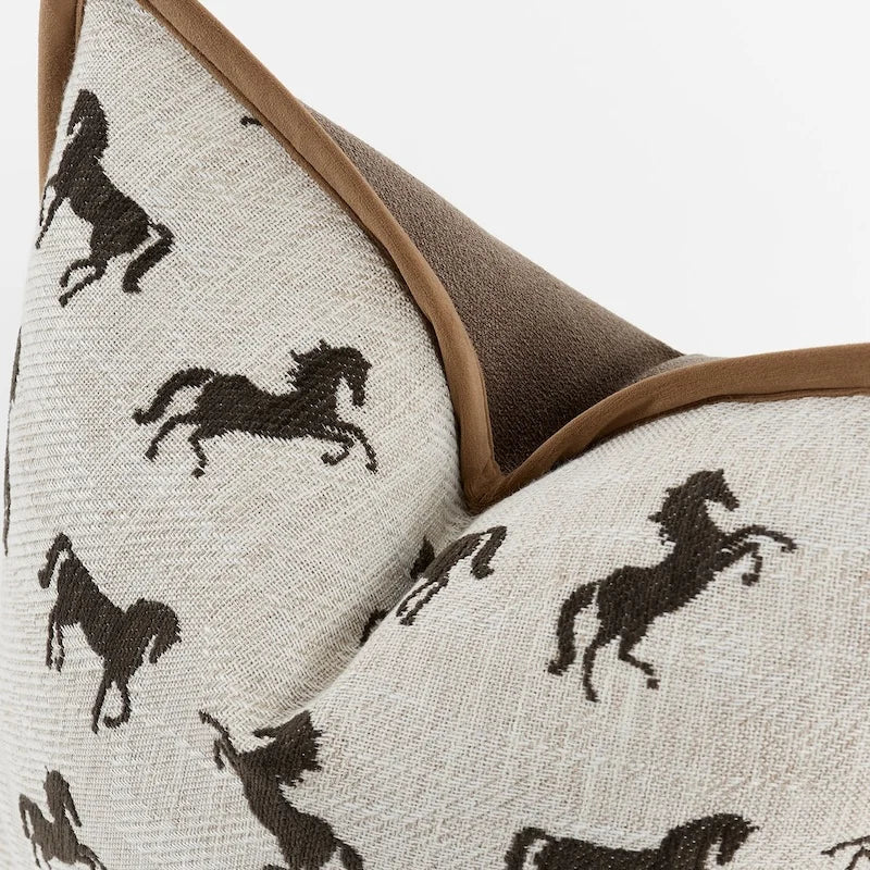 housse coussin carré motif chevaux rustique beige clair décor intérieur lit chaise voiture adhésif