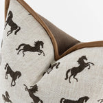 housse coussin carré motif chevaux rustique beige clair décor intérieur lit chaise voiture adhésif