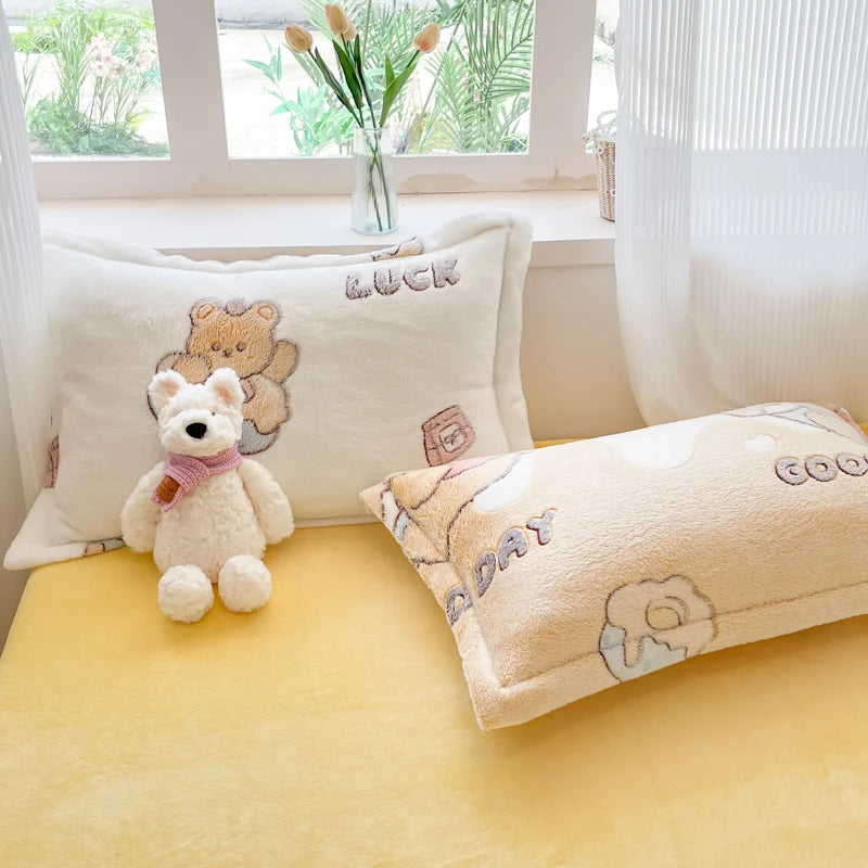 Dans cette image, on peut voir un espace confortable et chaleureux, avec des coussins moelleux et des décorations mignons qui créent une ambiance douce et accueillante.