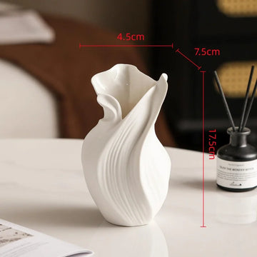 vase porcelaine blanc noir moderne sculptural abstrait plis irréguliers strié fleurs
