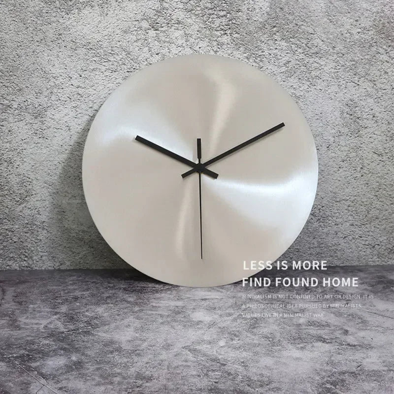 Comparaison des tailles disponibles de l'horloge murale argentée