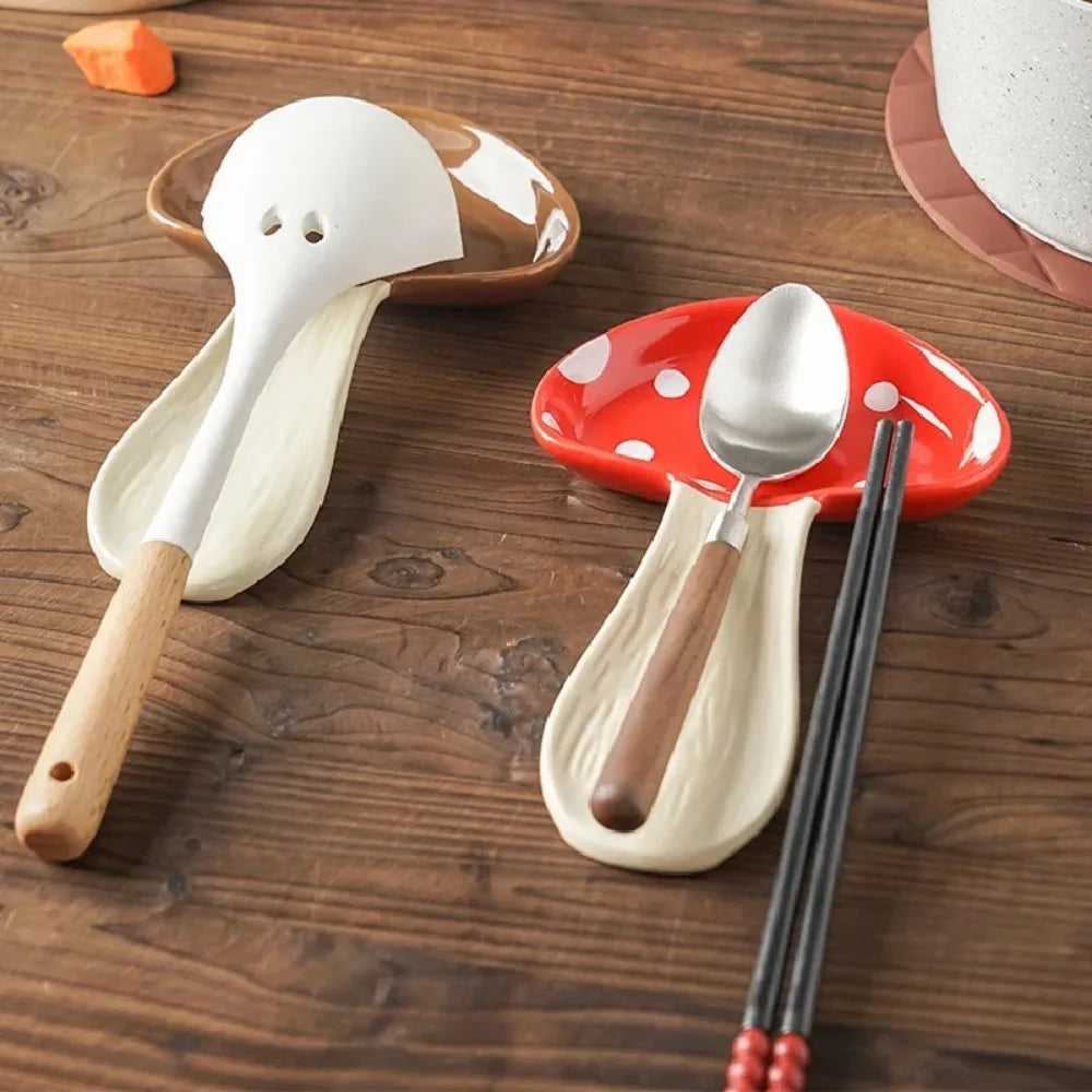 supports cuisine forme champignon bois rustique blanc rouge pois textures variées ustensiles cuillères fourchettes