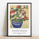 Une magnifique illustration d'un azalée en fleurs dans un pot bleu, créée par l'artiste japonais Ohara Koson au début du 20e siècle.