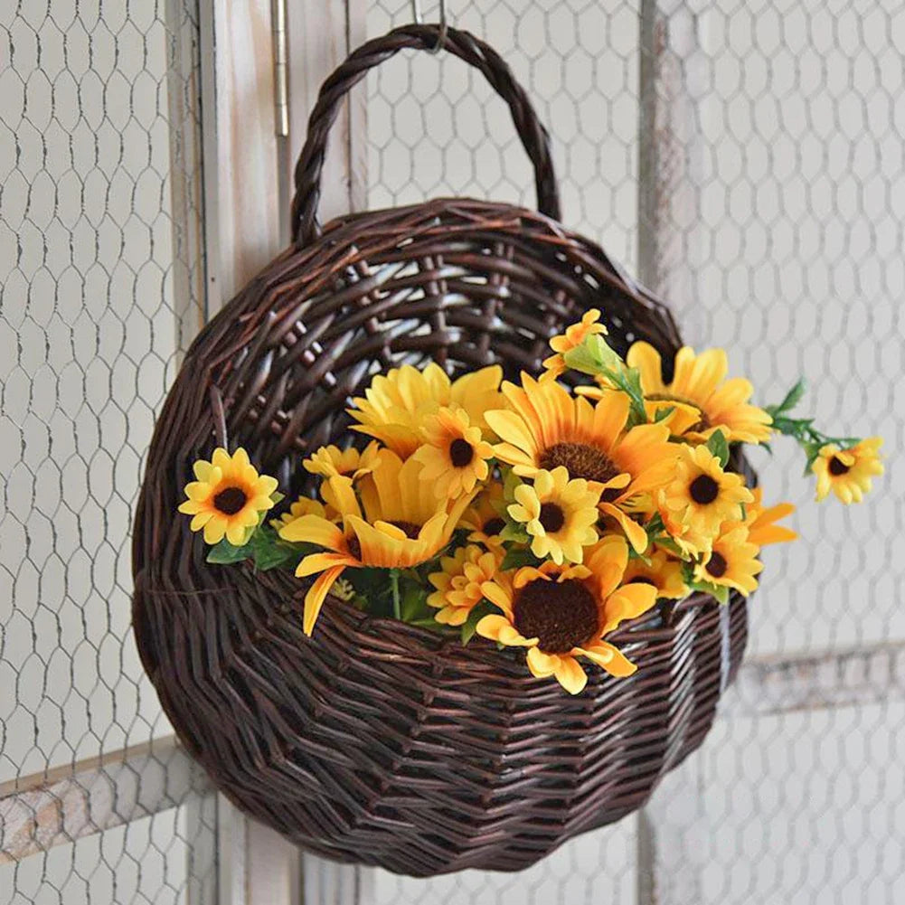 Panier mural en osier accroché sur un mur de balcon décoratif