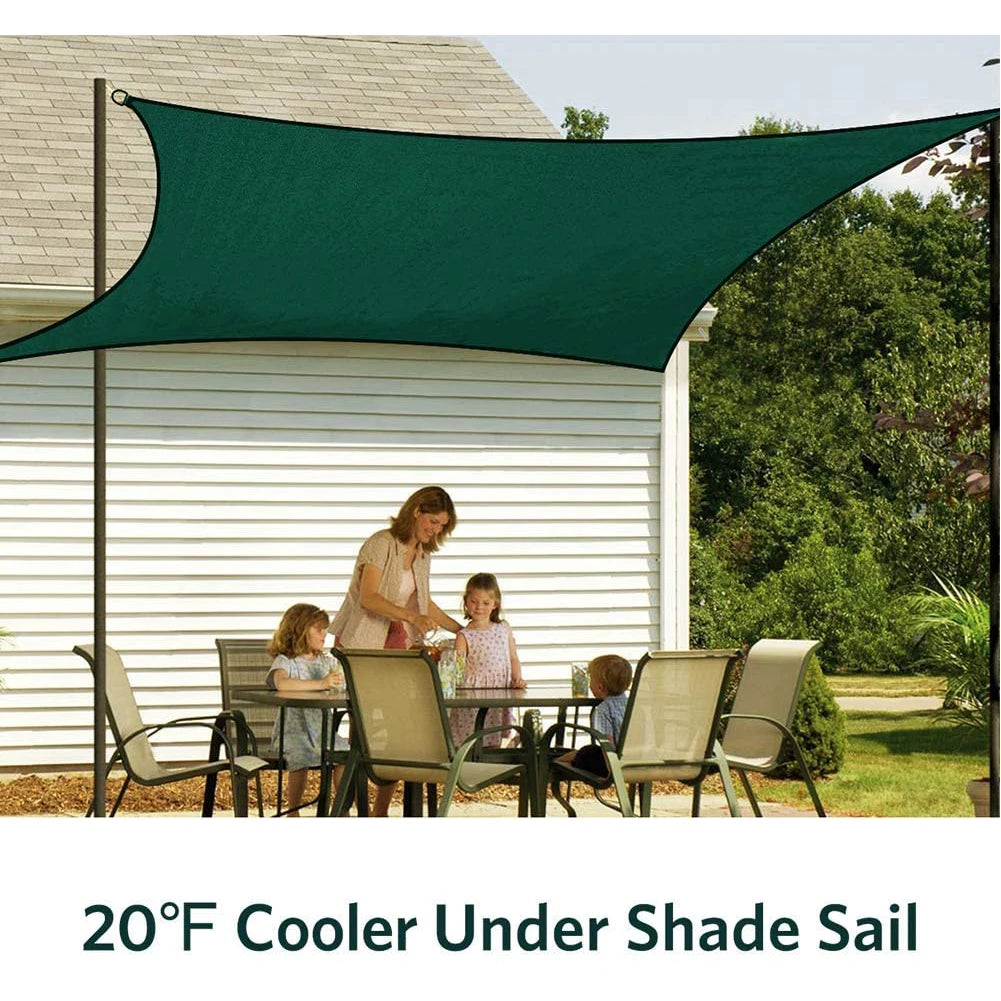 Voile d'ombrage triangle protégeant un coin salon de jardin