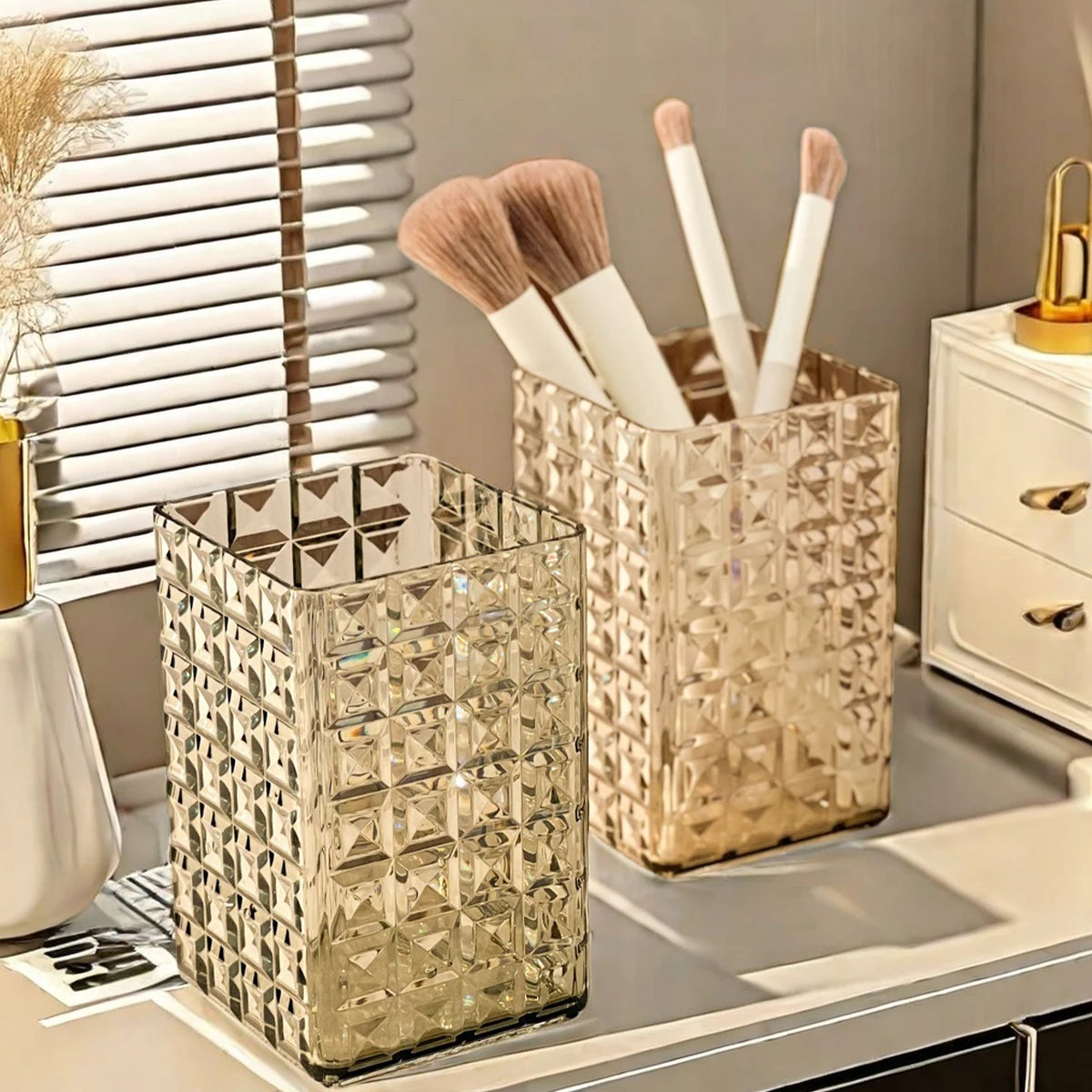 organisateur pinceaux maquillage plastique transparent doré moderne salle bain chambre