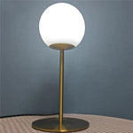 Vue de côté de la lampe de chevet design avec socle en fer plaqué