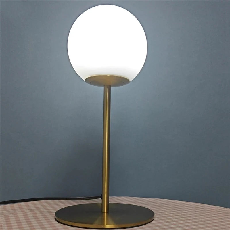 Vue de côté de la lampe de chevet design avec socle en fer plaqué