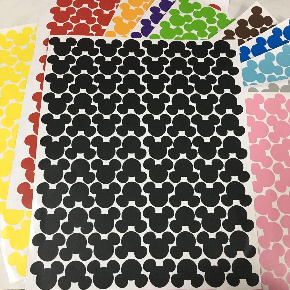 autocollants tête mickey mouse couleur bleu vert rouge rose noir simples chambre enfants decoration