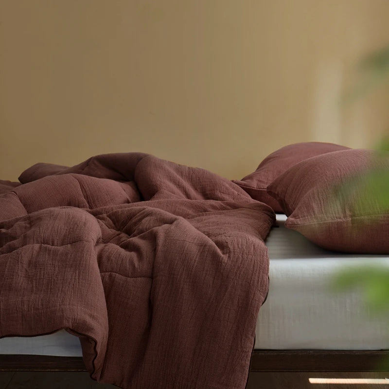 Couette lavande dans une chambre décorée avec des tons neutres