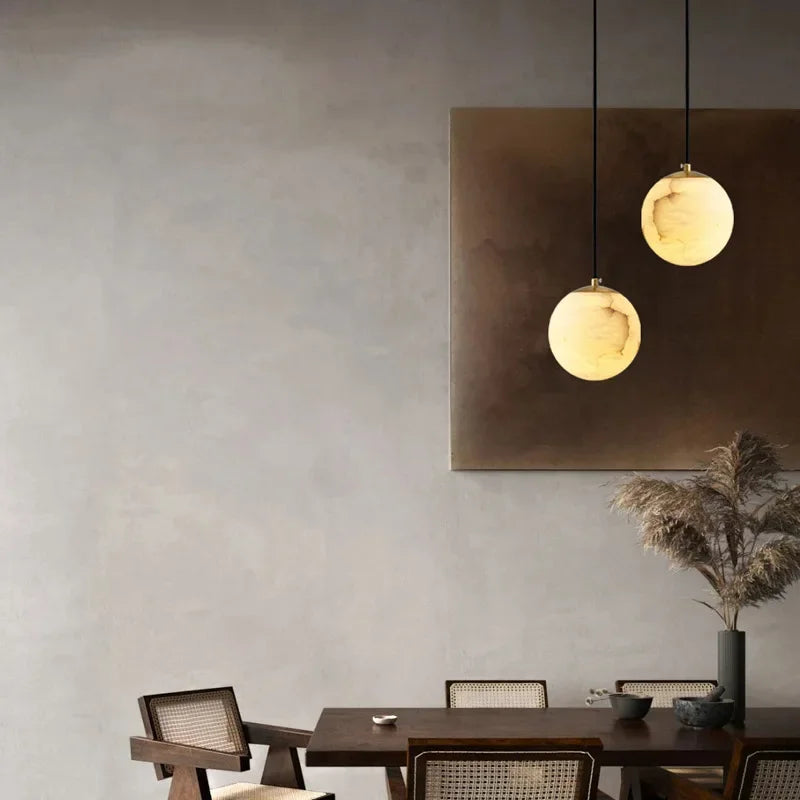 suspension lumineuse moderne marbre translucide câble noir socle doré élégante chambre salon étude
