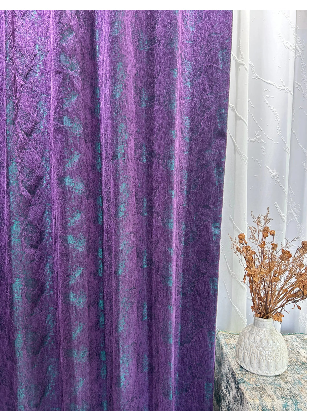 Rideau en textile naturel mettant en avant l'art créatif à travers son motif violet unique, démontrant la technique de tissage manuel. Ce rideau apporte une touche de couleur et de style avec son design et son motif artistique.
