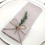 serviette lin bleu clair classique anneau métallique ruban coton fleur herbe séchée table mariage