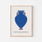 Affiche minimaliste bleue représentant un vase avec la mention "Exposition céramique, Paris 1959" en bas.