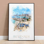 Une plage animée avec des parasols colorés surplombée par la skyline de Benidorm, une ville côtière espagnole pittoresque.