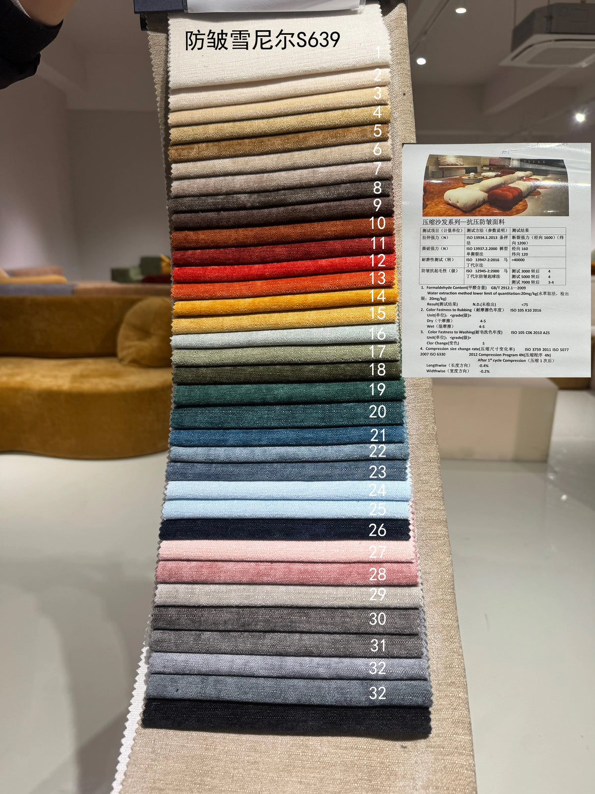 canapé lit marron velours moderne coussins oreillers bois éponge compression minimaliste scandinave